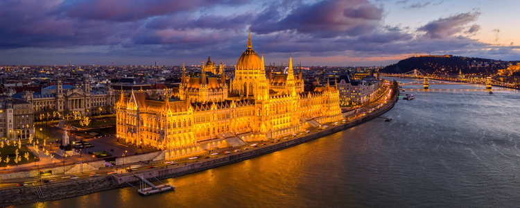 Festive Season on the Blue Danube Discovery with 2 Nights in Budapest 