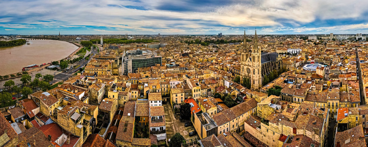 Bonjour Bordeaux: Chateaux, Wineries & Charming Villages