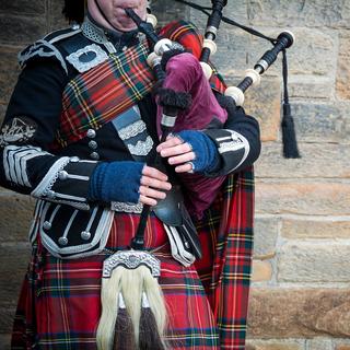 EDINBURGH-BAGPIPER.jpg