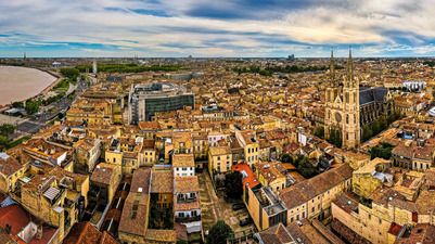 Bonjour Bordeaux: Chateaux, Wineries & Charming Villages